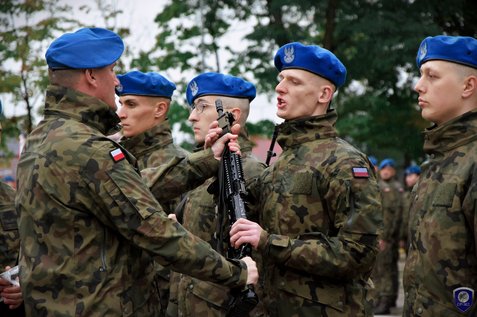 Wczoraj rozpoczęli szkolenie, dziś odebrali broń – ochotnicy Dobrowolnej Zasadniczej Służby Wojskowej w CPdMZ nie zwalniają tempa!